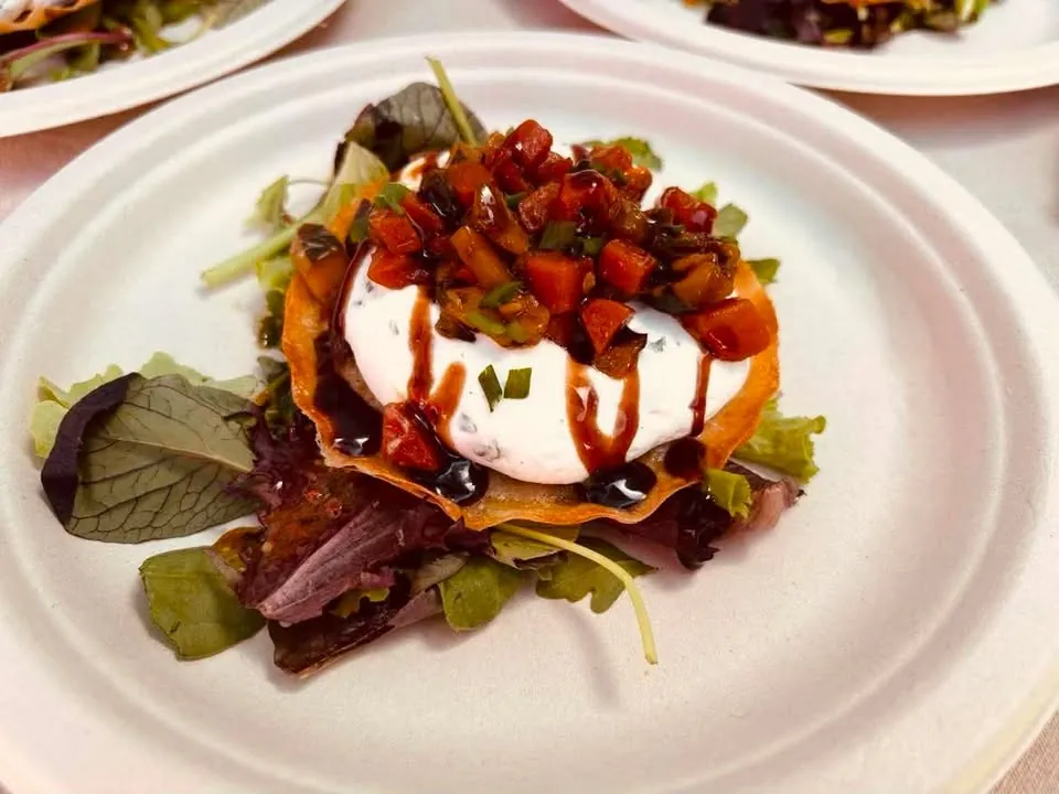 Burrata, tomates et vinaigre balsamique sur salade