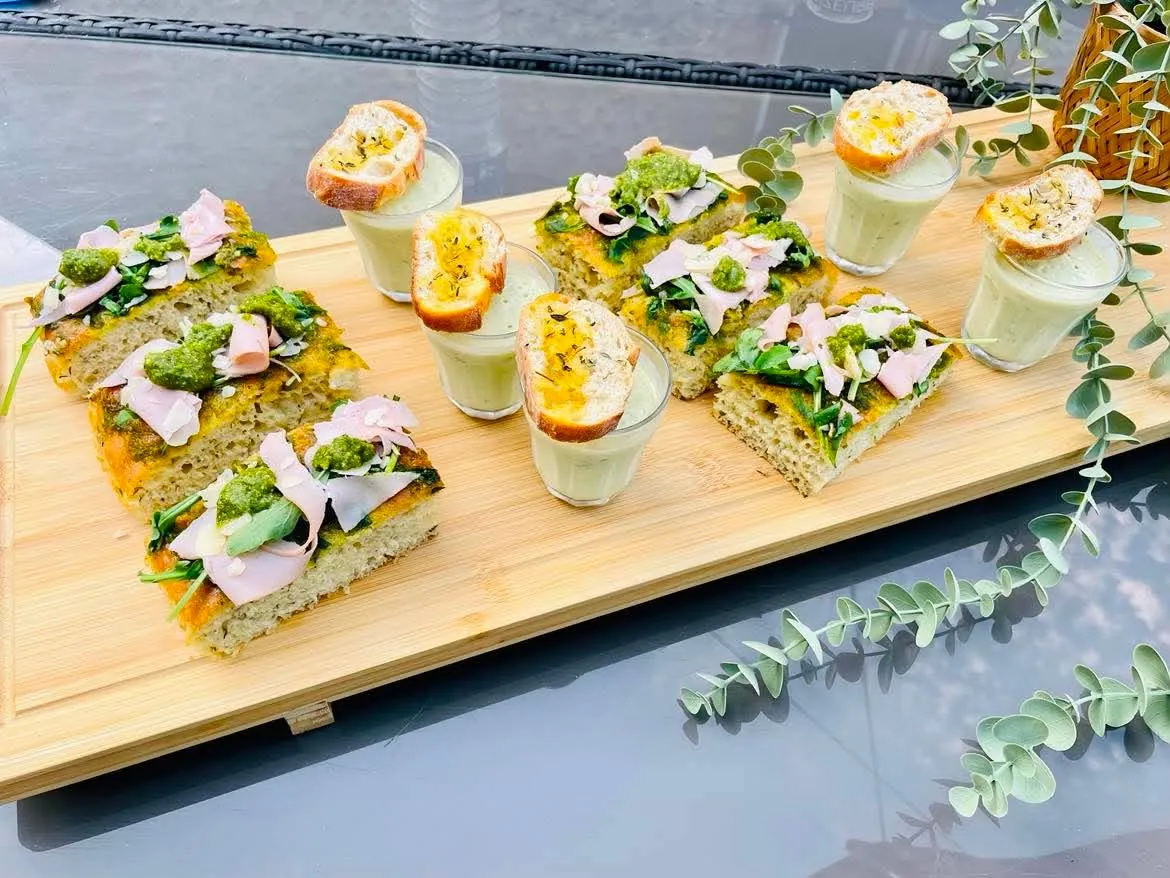 Focaccia au jambon, pesto et jeunes pousses
