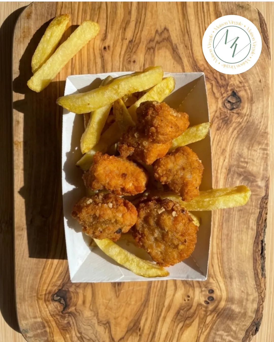 Nuggets et frites en barquette, sur planche d'olivier