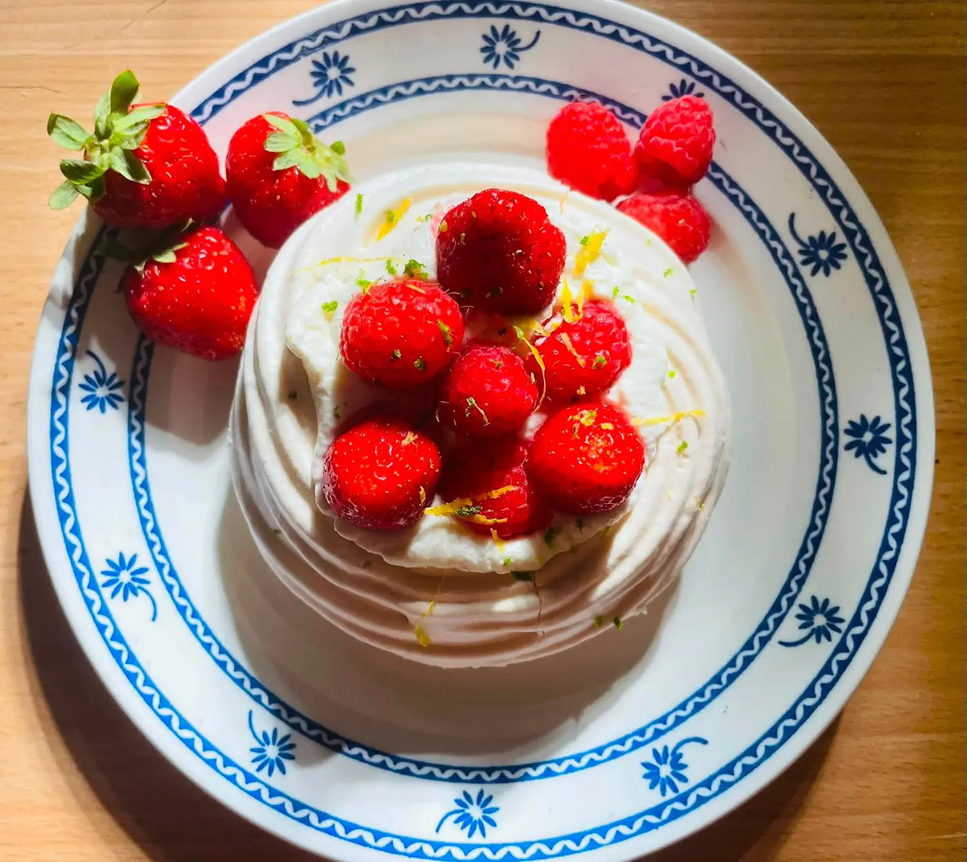 Pavlova aux fraises et framboises