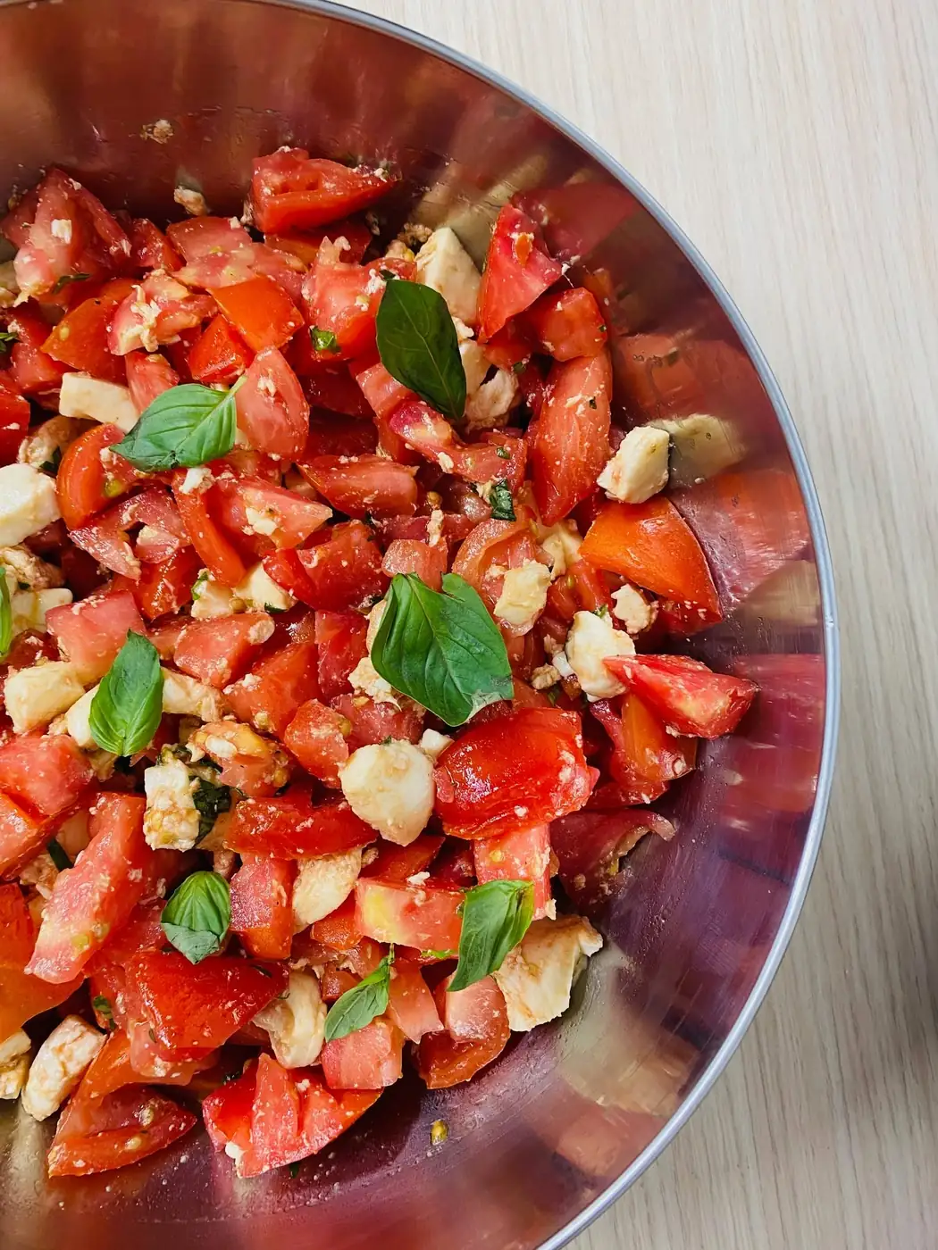 Salade de tomates, feta et basilic