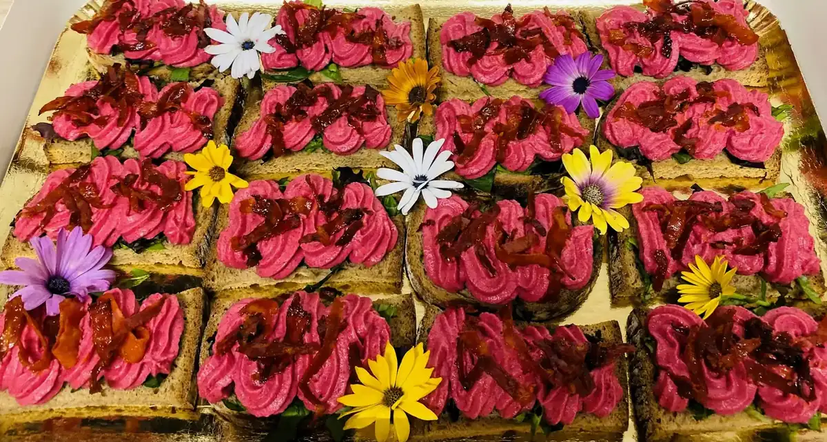 Bouchées à la crème de betterave décorées de fleurs